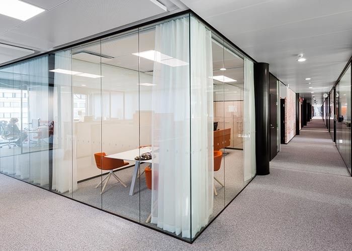 Single Frameless Glass Partition Wall 12mm Tempered Glass Wall Divider Profile