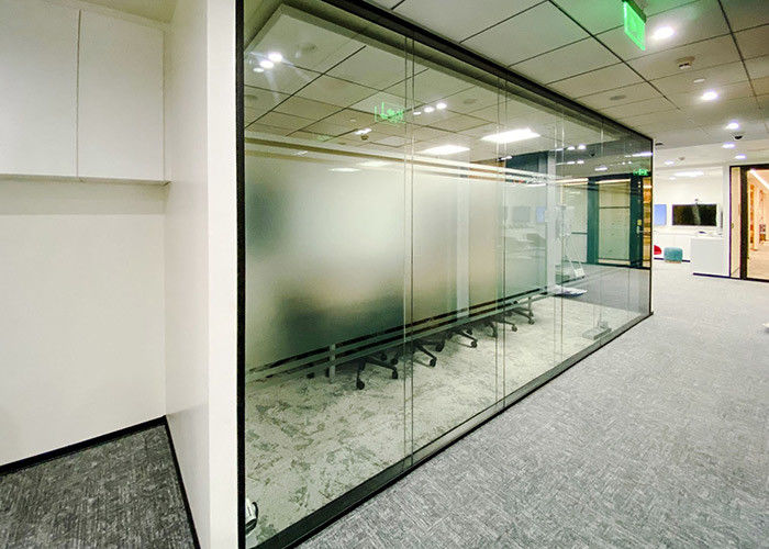 Frameless Design Glass Partition Wall System Maximizes Daylighting Complete Transparency Aluminum 108mm Thickness