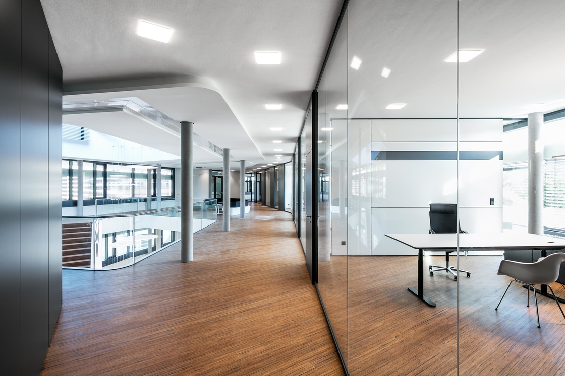 Clear Glass Partition Wall 12mm Single Glass Lower Cost Simple And Beautiful Good Light Transmittance